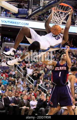 KEIN FILM, KEIN VIDEO, KEIN TV, KEIN DOKUMENTARFILM - Washington Wizards Center Brendan Haywood dunkert am 17. März 2008 im Verizon Center in Washington, DC, USA über Atlanta Hawks' Josh Childress. Atlanta gewann 105-96. Foto von Rafael Suanes/MCT/ABACAPRESS.COM Stockfoto