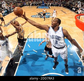 Orlando Magic Center Dwight Howard (12) kämpft während der Spielaktion gegen die Washington Wizards in der Amway Arena in Orlando, FL, USA am 19. März 2008 um einen Rebound. Die Zauberer besiegten die Magie, 87-86. Foto von Gary W. Green/Orlando Sentinel/MCT/Cameleon/ABACAPRESS.COM Stockfoto