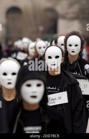 Anti-Kriegs-Demonstranten tragen Masken während einer Demonstration in der Nähe des Weißen Hauses zum fünften Jahrestag der US-geführten Invasion im Irak in Washington, D.C., USA am Mittwoch, 19. März 2008. Foto von Chuck Kennedy/MCT/ABACAPRESS.COM Stockfoto