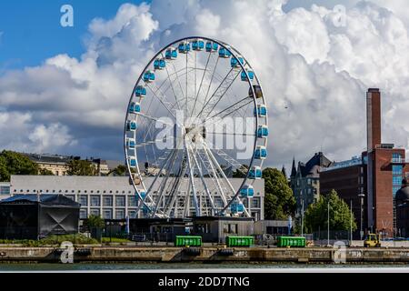 Das hohe Riesenrad, das Helsinki SkyWheel, erhebt sich über dem Hafen Stockfoto