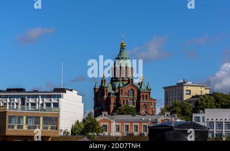 Uspenski Kathedrale aus rotem Backstein mit grünen Kuppeln und goldenen Kreuzen Am blauen Himmel Stockfoto