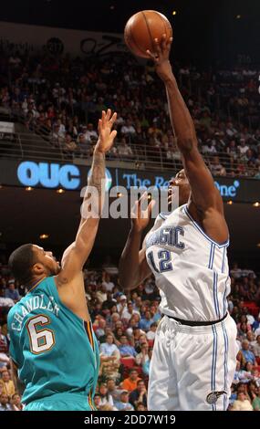 KEIN FILM, KEIN VIDEO, KEIN Fernsehen, KEIN DOKUMENTARFILM - Dwight Howard (12) von Orlando Magic dreht am 1. April 2008 über New Orleans Hornets Verteidiger Tyson Chandler in der Amway Arena in Orlando, FL, USA. Die Hornets besiegten die Magie, 98-97. Foto von Gary W. Green/Orlando Sentinel/MCT/Cameleon/ABACAPRESS.COM Stockfoto