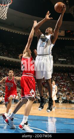 KEIN FILM, KEIN VIDEO, KEIN Fernsehen, KEIN DOKUMENTARFILM - Dwight Howard von Orlando Magic dreht am 09. April 2008 in der Amway Arena in Orlando, FL, USA, gegen den Verteidiger der Chicago Bulls Joakim Noah. Die Magie besiegte die Bullen, 115-83. Foto von Gary W. Green/Orlando Sentinel/MCT/Cameleon/ABACAPRESS.COM Stockfoto