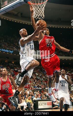 KEIN FILM, KEIN VIDEO, KEIN Fernsehen, KEIN DOKUMENTARFILM - Keith Bogans (10) von Orlando Magic fährt in der ersten Hälfte der Amway Arena in Orlando, FL, USA, am 09. April 2008 zwei Punkte durch die Farbe, vorbei an Tyrus Thomas (24) der Chicago Bulls. Die Magie besiegte die Bullen, 115-83. Foto von Gary W. Green/Orlando Sentinel/MCT/Cameleon/ABACAPRESS.COM Stockfoto