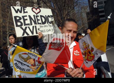 KEIN FILM, KEIN VIDEO, KEIN Fernsehen, KEIN DOKUMENTARFILM - Kryspina Czerwinski wartet auf die Ankunft von Papst Benedikt XVI. Vor den Vereinten Nationen in New York City, NY, USA, am 18. April 2008. Foto von Viorel Florescu/Newsday/MCT/ABACAPRESS.COM Stockfoto