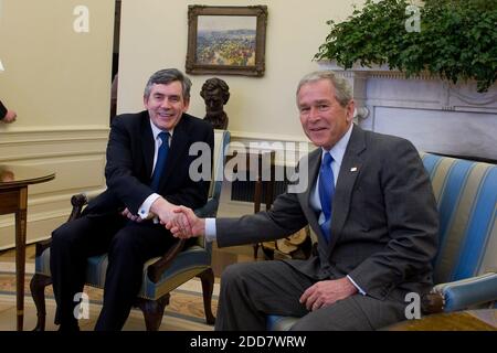 KEIN FILM, KEIN VIDEO, KEIN Fernsehen, KEIN DOKUMENTARFILM - Großbritanniens Premierminister Gordon Brown (links) begrüßt US-Präsident George W. Bush am 17. April 2008 im Oval Office des Weißen Hauses in Washington, D.C., USA. Foto von Chuck Kennedy/MCT/ABACAPRESS.COM Stockfoto