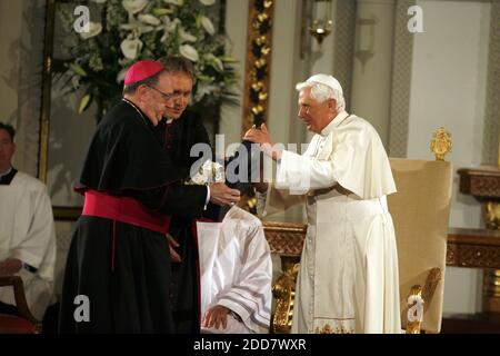 KEIN FILM, KEIN VIDEO, KEIN Fernsehen, KEIN DOKUMENTARFILM - Papst Benedikt XVI. Nimmt am 18. April 2008 an einem ökumenischen Gottesdienst in der römisch-katholischen Kirche St. Joseph in Manhattan, New York City, NY, USA, Teil. Foto von Robert Mekka/Newsday/MCT/ABACAPRESS.COM Stockfoto