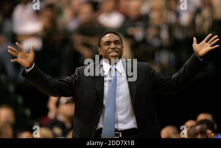 KEIN FILM, KEIN VIDEO, KEIN TV, KEIN DOKUMENTARFILM - Dallas Mavericks Cheftrainer Avery Johnson reagiert auf einen Aufruf in der ersten Hälfte eines NBA-Basketballspiels gegen New Orleans am 16. April 2008 im American Airlines Center in Dallas, TX, USA. Foto von Khampha Bouaphanh/Fort Worth Star-Telegram/MCT/Cameleon/ABACAPRESS.COM Stockfoto