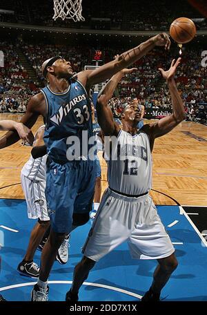 KEIN FILM, KEIN VIDEO, KEIN TV, KEIN DOKUMENTARFILM - Orlando Magic Center Dwight Howard und Washington Wizards Center Brendan Haywood kämpfen am 16. April 2008 in der Amway Arena in Orlando, FL, USA um einen Rebound. Foto von Stephen M. Dowell/Orlando Sentinel/MCT/Cameleon/ABACAPRESS.COM Stockfoto