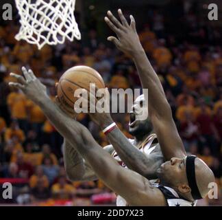 KEIN FILM, KEIN VIDEO, KEIN Fernsehen, KEIN DOKUMENTARFILM - LeBron James von Cleveland Cavaliers wird am 19. April 2008 von Brendan Haywood, rechts, der Washington Wizards', während der zweiten Halbzeit in Spiel 1 der NBA Eastern Conference Playoffs in der Quicken Loans Arena in Cleveland, OH, USA, gefoult. Die Kavaliers besiegten die Zauberer, 93-86. Foto: Phil Masturzo/Akron Beacon Journal/MCT/Cameleon/ABACAPRESS.COM Stockfoto