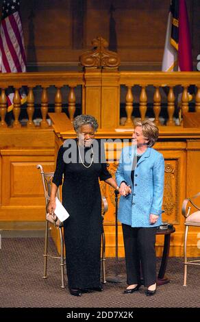 KEIN FILM, KEIN VIDEO, KEIN Fernsehen, KEIN DOKUMENTARFILM - die hoffnungsvolle Senatorin der Demokratischen Präsidentschaft Hillary Rodham Clinton und Dr. Maya Angelou halten am Ende von Clintons Wahlkampfveranstaltung in der Wartehalle der Wake Forest University in Winston-Salem, NC, USA, am Freitag, den 18. April 2008, die Hände. Foto von Yalonda M. James/Charlotte Observer/MCT/ABACAPRESS.COM Stockfoto