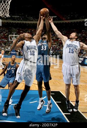 KEIN FILM, KEIN VIDEO, KEIN Fernsehen, KEINE DOKUMENTATION - Orlando Magic Center Dwight Howard (12) und der Vorkämpfer Hdo Turkoglu (15) kämpfen am 16. April 2008 in der Amway Arena in Orlando, FL, USA, gegen das Washington Wizards Center Brendan Haywood (33). Foto von Stephen M. Dowell/Orlando Sentinel/MCT/Cameleon/ABACAPRESS.COM Stockfoto