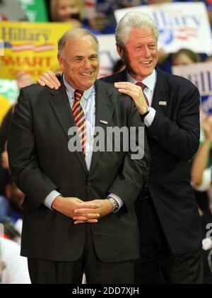 KEIN FILM, KEIN VIDEO, KEIN Fernsehen, KEINE DOKUMENTATION - Pennsylvania Gouverneur Ed Rendell (L) teilt einen Moment mit dem ehemaligen Präsidenten Bill Clinton, während sie warten, bis die demokratische Präsidentschaftskandidatin New York Senatorin Hillary Clinton auf dem Podium während einer Kundgebung an der University of Pennsylvania in Philadelphia, PA, kommt, USA am Montag, den 21. April 2008. Foto von Michael Bryant/Philadelphia Inquirer/MCT/ABACAPRESS.COM Stockfoto