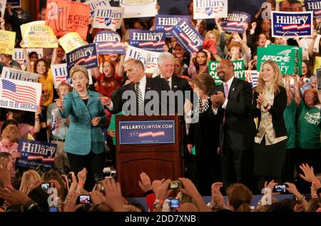 KEIN FILM, KEIN VIDEO, KEIN Fernsehen, KEIN DOKUMENTARFILM - (L-R) die hoffnungsvolle New Yorker Senatorin Hillary Rodham Clinton spielt die Bühne mit dem Gouverneur von Pennsylvania Edward G. Rendell, dem ehemaligen Präsidenten Bill Clinton, Hillarys Mutter Dorothy Rodham, Der Bürgermeister von Philadelphia, Michael Nutter, und Chelsea Clinton feiern am Dienstag, den 22. April 2008, ihren Sieg im Pennsylvania Primary in Philadelphia, PA, USA. Foto von Eric Mencher/Philadelphia Inquirer/MCT/ABACAPRESS.COM Stockfoto