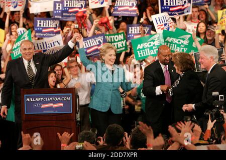 KEIN FILM, KEIN VIDEO, KEIN Fernsehen, KEIN DOKUMENTARFILM - die hoffnungsvolle New Yorker Senatorin Hillary Rodham Clinton des demokratischen Präsidenten nimmt die Bühne mit dem Gouverneur von Pennsylvania Edward G. Rendell (L), Wie (L-R) Philadelphia Bürgermeister Michael Nutter begrüßt Hillarys Mutter Dorothy Rodham und der ehemalige Präsident Bill Clinton, um Hillarys Sieg in der Pennsylvania Primary in Philadelphia, PA, USA am Dienstag, 22. April 2008 zu feiern. Foto von Eric Mencher/Philadelphia Inquirer/MCT/ABACAPRESS.COM Stockfoto