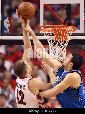 KEIN FILM, KEIN VIDEO, KEIN Fernsehen, KEINE DOKUMENTATION - Orlando Magic's Hdo Turkoglu (15) versucht, eine Aufnahme von Rasho Nesterovic (12) von Toronto Raptors im Air Canada Centre in Toronto, Kanada, am 26. April 2008 während der ersten Runde in Spiel 4 der NBA Eastern Conference Playoffs zu blockieren. Die Magie besiegte die Raptors 106-94. Foto von Gary W. Green/Orlando Sentinel/MCT/Cameleon/ABACAPRESS.COM Stockfoto