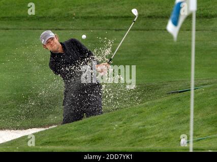 KEIN FILM, KEIN VIDEO, KEIN TV, KEIN DOKUMENTARFILM - Ryan Moore trifft sich aus einer Sandfalle auf dem 13. Green während der Finalrunde bei der Byron Nelson Championship 2008 auf dem Tournament Players Course von Las Colinas in Irving, TX, USA am 27. April 2008. Foto von Stewart F. House/Fort Worth Star-Telegram/MCT/Cameleon/ABACAPRESS.COM Stockfoto