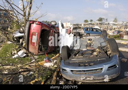 KEIN FILM, KEIN VIDEO, KEIN Fernsehen, KEINE DOKUMENTATION - die Schäden an Autos auf dem Parkplatz in der Nähe von Freedom Plaza in Suffolk, VA, USA, wird am Dienstag, 29. April 2008 gesehen, nachdem ein Tornado mehrmals am Montag niedergeschlagen hat, der weit verbreitete Schäden verursacht und mehr als 200 Menschen verletzt hat. Foto von Joe Fudge/Newport News Daily Press/MCT/ABACAPRESS.COM Stockfoto