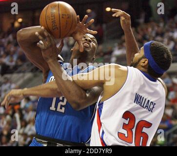 KEIN FILM, KEIN VIDEO, KEIN TV, KEIN DOKUMENTARFILM - Orlando Magic Center Dwight Howard (12) wird vom Detroit Pistons Center Rasheed Wallace (36) während des ersten Spiels der zweiten Runde der NBA Eastern Conference Playoffs im Palace of Auburn Hills, MI, USA am 3. Mai 2008 gefouled. Die Kolben gewannen 91-72. Foto von Stephen M. Dowell/Orlando Sentinel/MCT/cameleon/ABACAPRESS.COM Stockfoto