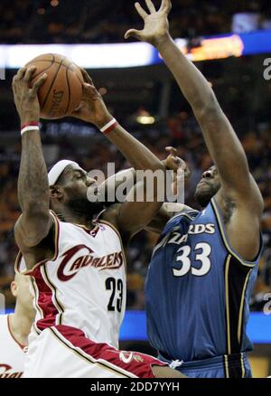 KEIN FILM, KEIN VIDEO, KEIN TV, KEIN DOKUMENTARFILM - Cleveland Cavaliers Vorwärts LeBron James, links, wird von Washington Wizards Verteidiger Brendan Haywood auf einer Fahrt in den Korb während der Aktion in Spiel 5 der ersten Runde des NBA-Playoff in Quicken Loans Arena in Cleveland, OH, gefoult, USA am 30. April 2008 besiegten die Wizards die Cavaliers, 88-87. Foto: Phil Masturzo/Akron Beacon Journal/MCT/Cameleon/Cameleon/ABACAPRESS.COM Stockfoto