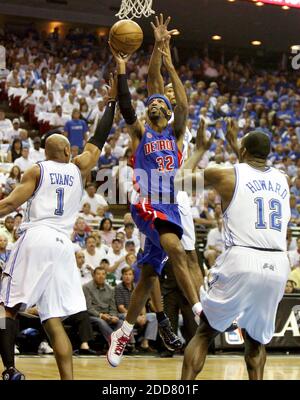 KEIN FILM, KEIN VIDEO, KEIN TV, KEIN DOKUMENTARFILM - Detroit Pistons Guard Richard Hamilton punktet gegen Orlando Magic Defenders Dwight Howard (12), Maurice Evans (1) und Rashard Lewis (hinten) in Spiel 4 des NBA Eastern Conference Halbfinals in der Amway Arena in Orlando, FL, USA am 10. Mai 2008. Die Kolben gewannen 90-89. Foto von Stephen M. Dowell /Orlando Sentinel/MCT/Cameleon/ABACAPRESS.COM Stockfoto