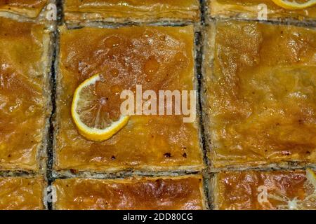 Auflauf mit frisch gebackenem Baklava. Diese orientalische Delikatesse ist bei Kindern sehr beliebt. Stockfoto