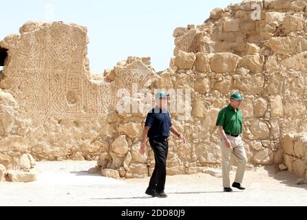 KEIN FILM, KEIN VIDEO, KEIN Fernsehen, KEIN DOKUMENTARFILM - US-Präsident George W. Bush (L) und der israelische Premierminister Ehud Olmert besuchen am Donnerstag, den 15. Mai 2008, die historische Festung Masada auf einem Hügel in Israel. Foto von Ariel Jerozolimski/Flash 90/MCT/ABACAPRESS.COM Stockfoto