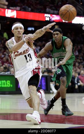 KEIN FILM, KEIN VIDEO, KEIN Fernsehen, KEINE DOKUMENTATION - Delonte West von Cleveland Cavaliers passiert Boston Celtics Guard Rajon Rondo während der ersten Halbzeit-Aktion in Spiel 6 des NBA Eastern Conference Halbfinales in der Quicken Loans Arena in Cleveland, OH, USA am 16. Mai 2008. Foto: Phil Masturzo/Akron Beacon Journal/MCT/Cameleon/ABACAPRESS.COM Stockfoto