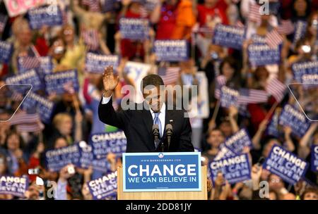KEIN FILM, KEIN VIDEO, KEIN Fernsehen, KEIN DOKUMENTARFILM - demokratischer Präsidentschaftskandidat Illinois Senator Barack Obama erkennt die Menge während einer Wahlnacht Rallye im Xcel Energy Center in St. Paul, MN, USA am Dienstag, 3. Juni 2008. Foto von Jerry holt/Minneapolis Star Tribune/MCT/ABACAPRESS.COM Stockfoto