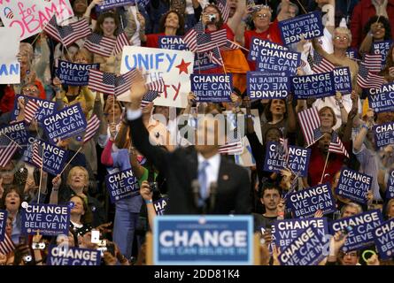 KEIN FILM, KEIN VIDEO, KEIN Fernsehen, KEIN DOKUMENTARFILM - die Menge jubelt für den demokratischen Präsidentschaftskandidaten Illinois Senator Barack Obama während einer Wahlnachtskundgebung im Xcel Energy Center in St. Paul, MN, USA am Dienstag, 3. Juni 2008. Foto von Jerry holt/Minneapolis Star Tribune/MCT/ABACAPRESS.COM Stockfoto