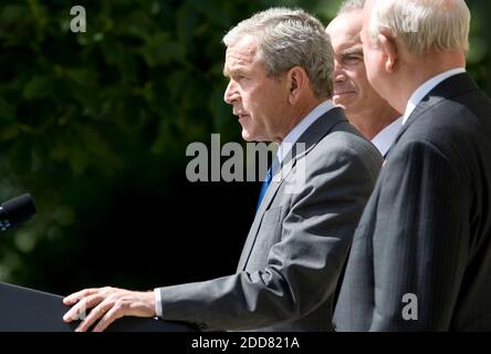 KEIN FILM, KEIN VIDEO, KEIN Fernsehen, KEIN DOKUMENTARFILM - US-Präsident George W. Bush, begleitet von Energieminister Samuel Bodman, rechts, Und Innenminister Dirk Kempthorne, Background, gibt am Mittwoch, 18. Juni 2008, bei einer Pressekonferenz im Rosengarten im Weißen Haus in Washington, D.C., USA, eine Erklärung zum Thema Energie ab. Foto von Chuck Kennedy/MCT/ABACAPRESS.COM Stockfoto