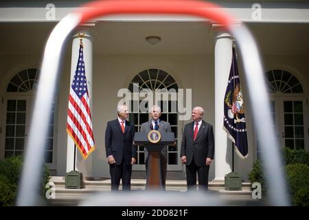 KEIN FILM, KEIN VIDEO, KEIN Fernsehen, KEIN DOKUMENTARFILM - gerahmt auf den Stufen einer Leiter, US-Präsident George W. Bush, begleitet von Energieminister Samuel Bodman, rechts, Und Innenminister Dirk Kempthorne, gibt am Mittwoch, den 18. Juni 2008, bei einer Pressekonferenz im Rosengarten im Weißen Haus in Washington, D.C., USA, eine Erklärung zum Thema Energie ab. Foto von Chuck Kennedy/MCT/ABACAPRESS.COM Stockfoto