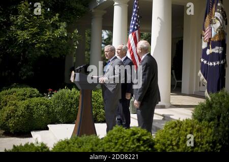 KEIN FILM, KEIN VIDEO, KEIN Fernsehen, KEIN DOKUMENTARFILM - US-Präsident George W. Bush, begleitet von Energieminister Samuel Bodman, rechts, Und Innenminister Dirk Kempthorne, Background, gibt am Mittwoch, 18. Juni 2008, bei einer Pressekonferenz im Rosengarten im Weißen Haus in Washington, D.C., USA, eine Erklärung zum Thema Energie ab. Foto von Chuck Kennedy/MCT/ABACAPRESS.COM Stockfoto