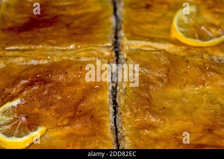 Auflauf mit frisch gebackenem Baklava. Diese orientalische Delikatesse ist bei Kindern sehr beliebt. Stockfoto