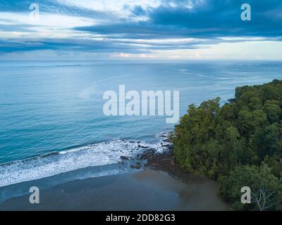 Arco Strand und Regenwald bei Sonnenaufgang, Uvita, Puntarenas Provinz, Pazifikküste von Costa Rica Drohne Stockfoto