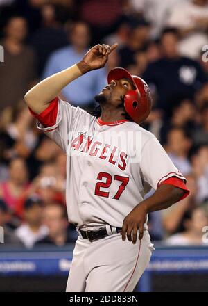 KEIN FILM, KEIN VIDEO, KEIN Fernsehen, KEIN DOKUMENTARFILM - Vladimir Guerrero von Los Angeles Angels zeigt in die Höhe, als er am 31. Juli 2008 im Yankee Stadium in New York im sechsten Inning gegen die New York Yankees die Platte überquert. Foto von Paul J. Bereswill/Newsday/MCT/ABACAPRESS.COM Stockfoto