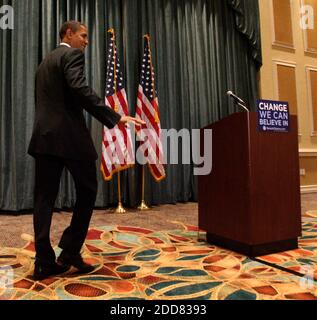 KEIN FILM, KEIN VIDEO, KEIN Fernsehen, KEIN DOKUMENTARFILM - der demokratische Präsidentschaftskandidat Senator Barack Obama kommt am 2. August 2008 in Cape Canaveral, FL, USA an, um mit Reportern zu sprechen. Foto von Joe Burbank/Orlando Sentinel/MCT/ABACAPRESS.COM Stockfoto