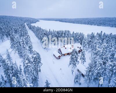 Torassieppi Reindeer Farm Unterkunft mit Hütten im Wald im Polarkreis in Finnisch-Lappland, Finnland Drohne Stockfoto