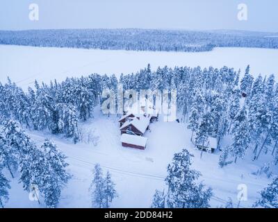 Torassieppi Reindeer Farm Unterkunft mit Hütten im Wald im Polarkreis in Finnisch-Lappland, Finnland Drohne Stockfoto