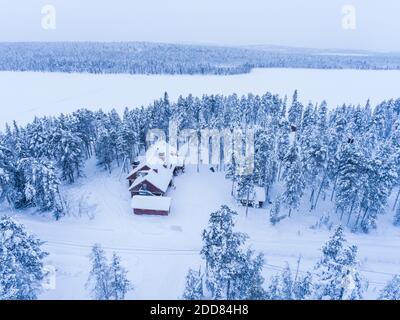 Torassieppi Reindeer Farm Unterkunft mit Hütten im Wald im Polarkreis in Finnisch-Lappland, Finnland Drohne Stockfoto