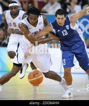 KEIN FILM, KEIN VIDEO, KEIN Fernsehen, KEIN DOKUMENTARFILM - Chris Bosh aus den Vereinigten Staaten (12) kämpft für einen lockeren Ball mit Dimitrios Diamantidis aus Griechenland bei den Spielen der XXIX. Olympiade in Peking, China am 14. August 2008. Foto von Jeff Siner/Charlotte Observer/MCT/Cameleon/ABACAPRESS.COM Stockfoto