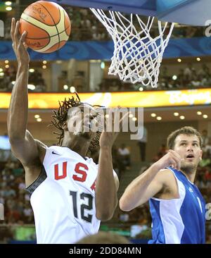 KEIN FILM, KEIN VIDEO, KEIN Fernsehen, KEIN DOKUMENTARFILM - Chris Bosh aus den Vereinigten Staaten (12) fährt für eine Aufnahme vor Antonios Fotsis aus Griechenland bei den Spielen der XXIX. Olympiade in Peking, China am 14. August 2008. Foto von Jeff Siner/Charlotte Observer/MCT/Cameleon/ABACAPRESS.COM Stockfoto