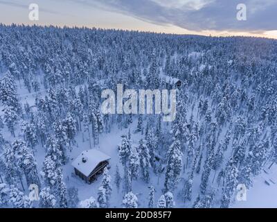 Kleine Dorfsiedlung im Polarkreis in Finnisch-Lappland, Finnland Drohne Stockfoto