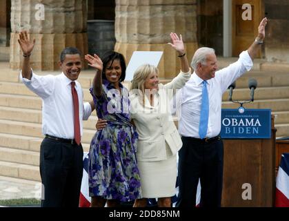 KEIN FILM, KEIN VIDEO, KEIN TV, KEIN DOKUMENTARFILM - demokratischer Präsidentschaftskandidat Sen. Barack Obama, links, und Sen. Joe Biden (D-Del.), rechts, nehmen die Bühne mit ihren Frauen Michelle Obama, Mitte links, und Jill Biden, Mitte rechts, in der Old State Capital in Springfield, Illinois, am Samstag, 23. August 2008. Obama hat Biden als seinen Vizepräsidenten-Laufgefährten gewählt. Foto von Nuccio DiNuzzo/Chicago Tribune/MCT/ABACAPRESS.COM Stockfoto