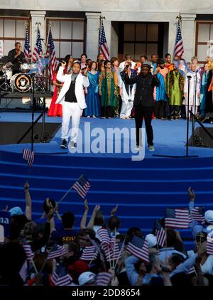 KEIN FILM, KEIN VIDEO, KEIN Fernsehen, KEIN DOKUMENTARFILM - Sänger und Songwriter John Legend und Rapper will.i.am treten während der Democratic National Convention auf, um den Kandidaten Barack Obama im Mile High in Denver, CO, USA am Donnerstag, 28. August 2008 zu unterstützen. Foto von Brian Baer/Sacramento Bee/MCT/ABACAPRESS.COM Stockfoto