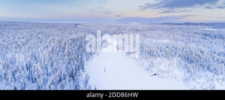 Luftbild von gefrorenen Fluss und Schnee bedeckten Wald Winterlandschaft Zeigt erstaunliche Lappland Landschaft in Skandinavien in Finnland Drohne Stockfoto