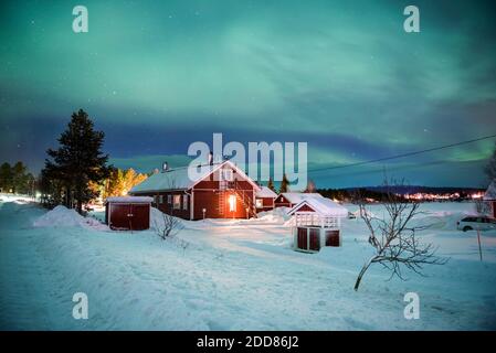 Nordlichter (aurora borealis) über Akaslompolo, einer kleinen Stadt in Finnisch-Lappland, am Polarkreis in Finnland Stockfoto