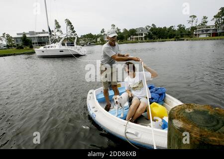 KEIN FILM, KEIN VIDEO, KEIN Fernsehen, KEINE DOKUMENTATION - Tom und Cindy Pfleger sichern sich am Sonntag, den 31. August 2008, vor der erwarteten Ankunft des Hurrikans Gustav ihr Segelboot "miss Jenna" in Mallini Bayou in Pass Christian, Mississippi Harbor, MS, USA. Foto von James Edwards Bates/Biloxi Sun-Herald/MCT/ABACAPRESS.COM Stockfoto