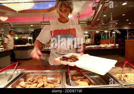 KEIN FILM, KEIN VIDEO, KEIN Fernsehen, KEIN DOKUMENTARFILM - Anne Adaway füllt am Sonntag, den 31. August 2008, beim Chinese Grand Buffet in Nederland, TX, USA, eine To-Go-Box mit Essen für einen Nachbarn, das einer der wenigen Plätze in der Stadt ist, die noch offen sind. Sie und eine Reihe ihrer Nachbarn beschlossen, diesen Hurrikan nach der Katastrophe einer Evakuierung zu sitzen Hurrikan Rita stellte sich heraus zu sein. Als Hurrikan Gustav an der Golfküste einsetzte, bereiteten sich die Küstengemeinden von Texas auf den Sturm vor, als die Städte mit der obligatorischen Evakuierung der Bewohner begannen. Foto von Ralph Lauer/Fort Worth Star-Telegram/MCT/ABACAPRESS.COM Stockfoto