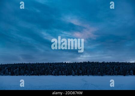 Winterwunderland weihnachtslandschaft Hintergrund mit Kopierraum zeigt schneebedeckten gefrorenen See, Wald und eisige Bäume in Lappland, Finnland, Polarkreis, Europa Stockfoto